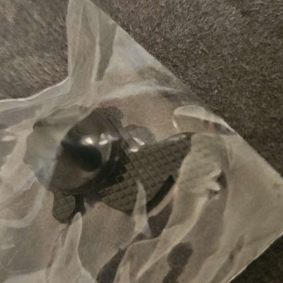 Cute Seahorse Enamel Pin - Picture 3 of 3